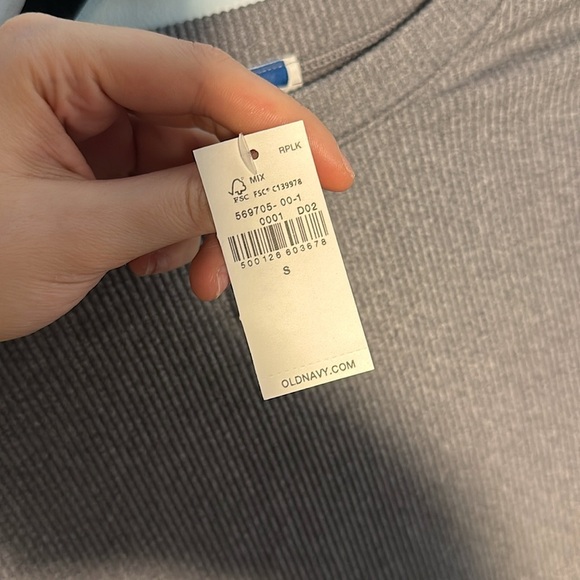 OLD NAVY SEAMLESS FITTED RIBBED T-SHIRT - Picture 3 of 5